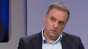 Renunció Adorni y se victimizó