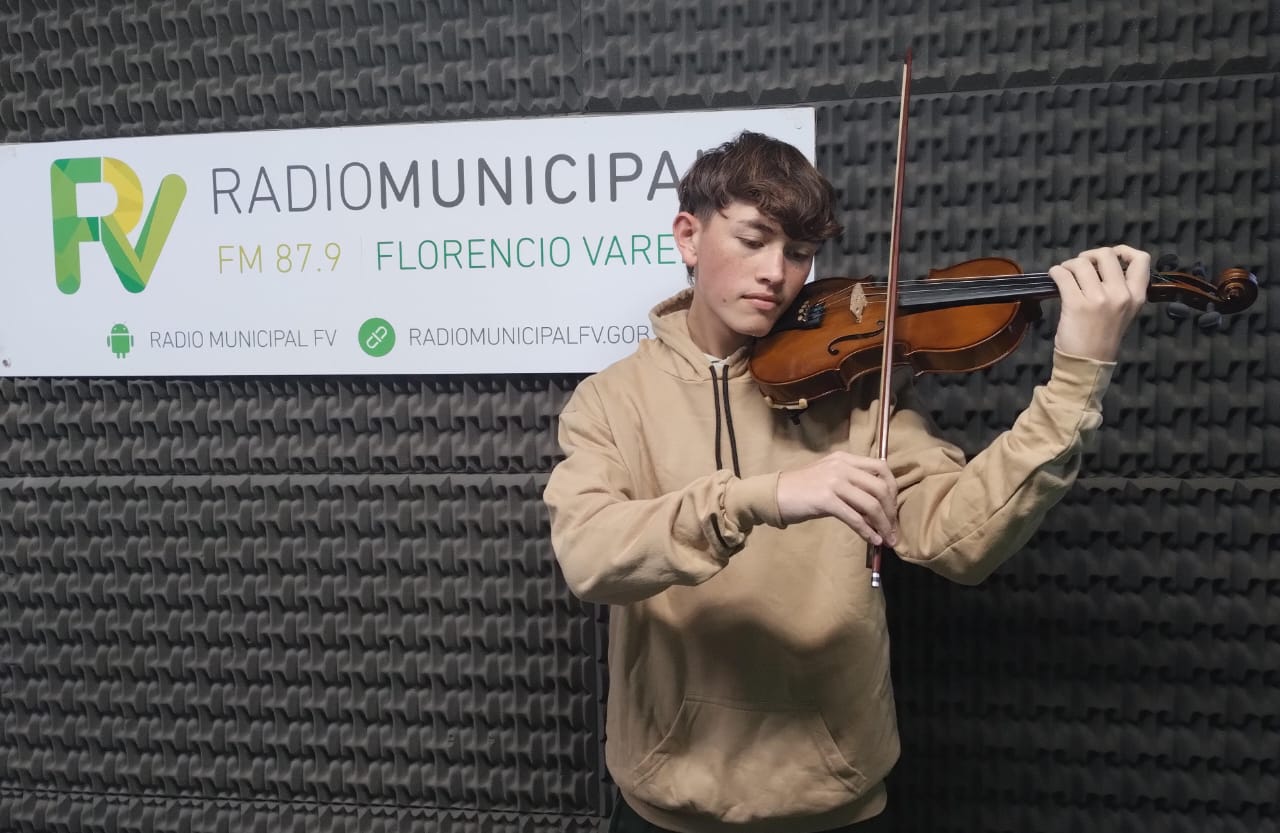 ¡Patricio Fernández: violinista varelense de la Orquesta Escuela De Florencio Varela (OEFV) nos deleitó con su música!