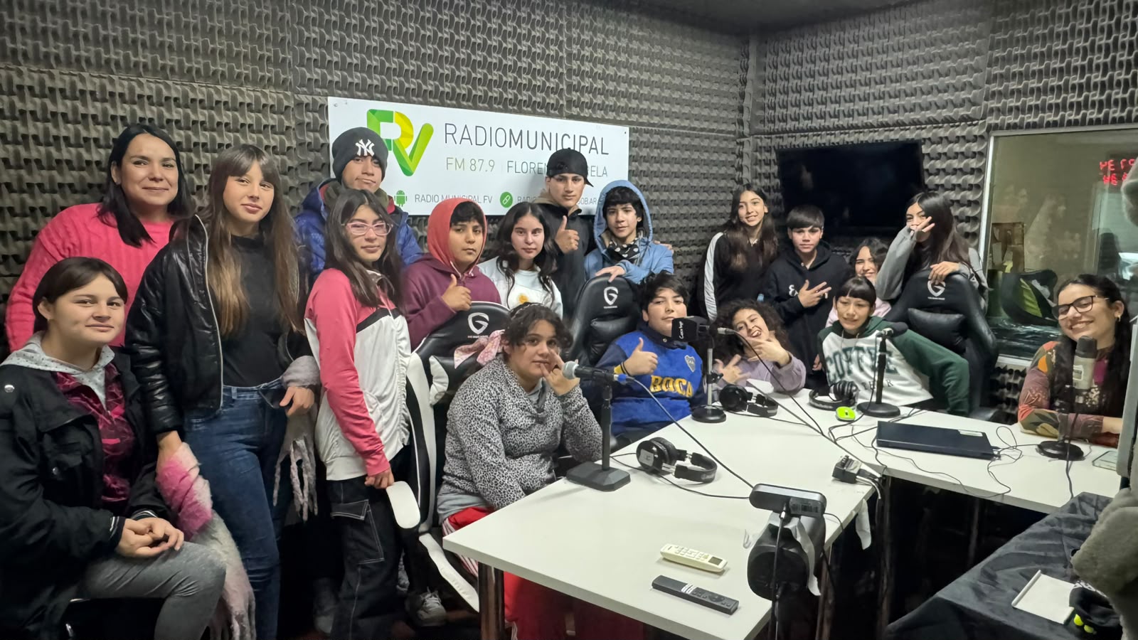 Alumnos de la EES N° 35 visitaron los estudios de la Radio Municipal en "Magazine Cerca Tuyo"